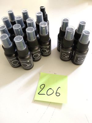 plein de flacons de vernis à ongles posés sur une table
