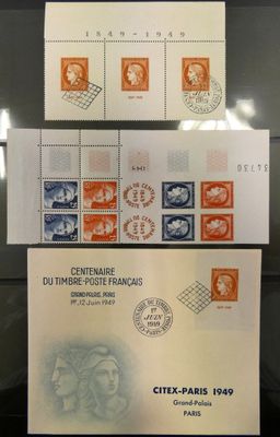 Deux timbres différents sont exposés dans une vitrine.