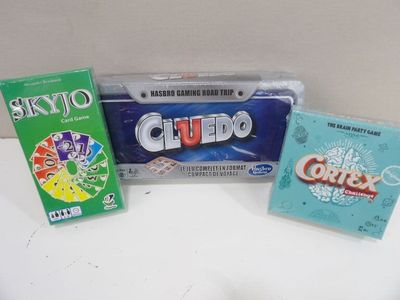 une boîte de bonbons et une boîte de chewing-gums posées sur une table