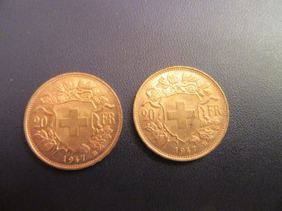 deux pièces d'or posées l'une sur l'autre sur une table