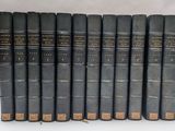 six vieux livres sont alignés sur une surface blanche