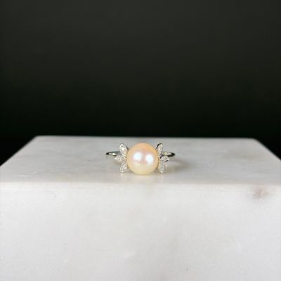 Bague en or gris 750/1000 (18K) ornée en son centre d'une pe…