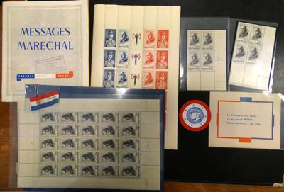 une collection de timbres et d'enveloppes posée sur une table