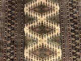 an oriental rug with a pattern on the middle of it