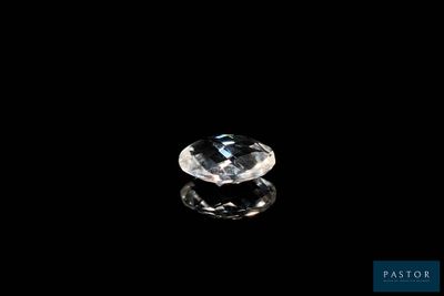 un diamant blanc sur fond noir