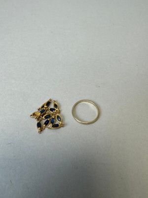 deux bagues en or ornées de pierres bleues et une bague en or ornée d'une pierre bleue