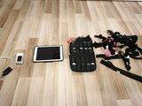 une tablette et d'autres appareils électroniques par terre