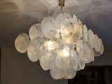 un lustre composé d'assiettes en plastique suspendues au plafond