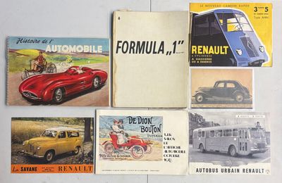 de nombreuses brochures d'anciennes voitures exposées au mur