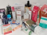 de nombreux types de produits de soins de la peau sur la table
