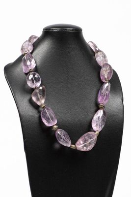 gros plan d'un collier sur un présentoir pour mannequin
