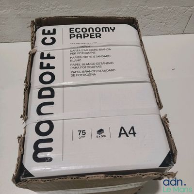 une boîte de papier blanc posée sur une table