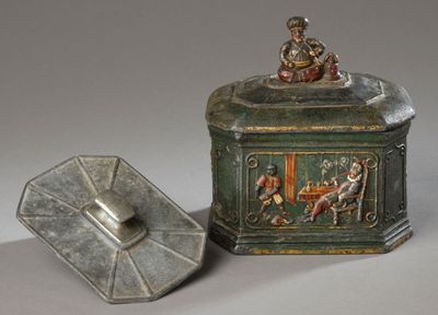 Pot à tabac en plomb à huit pans. Le corps du pot, délimité …