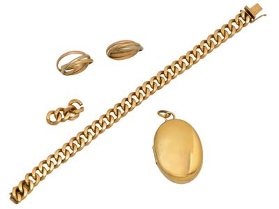 une image représentant un bracelet en or, une bague et d'autres bijoux sur fond blanc