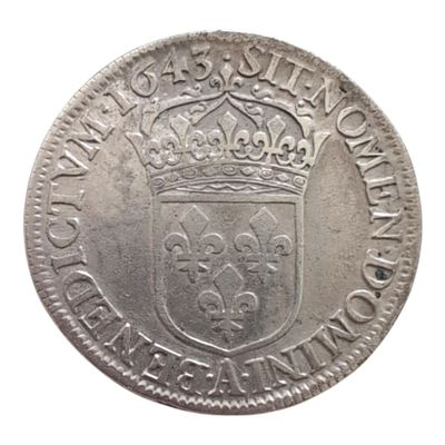 Gros plan sur une pièce d'argent ornée d'une couronne