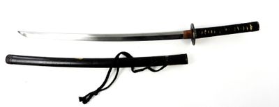 une photo en noir et blanc représentant deux sabres de samouraï sur fond blanc