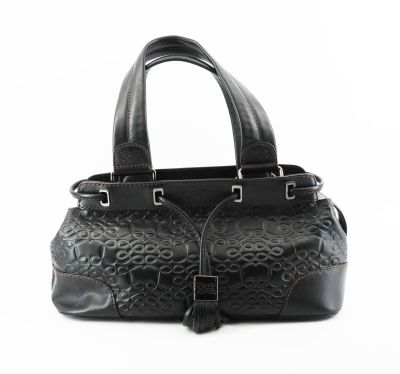 une image représentant un sac à main noir sur fond blanc