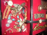 un écrin rouge contenant tout un tas de bijoux