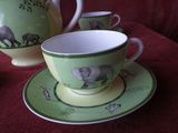 deux tasses et une soucoupe posées sur une table