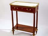une petite table avec un plateau en marbre