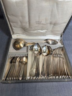 un plateau en argent contenant des cuillères en argent