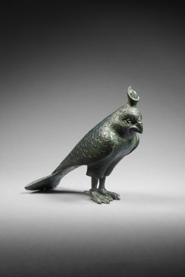 une image représentant une figurine d'oiseau en bronze sur fond blanc