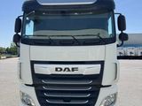 la photo d'un camion blanc garé sur un parking