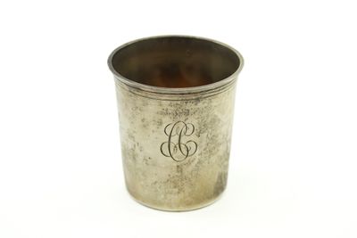 une coupe en argent sur laquelle est gravé un monogramme