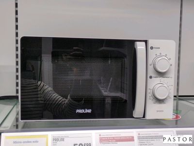 un micro-ondes exposé dans un magasin