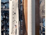 une navette spatiale posée au sommet d'un immeuble