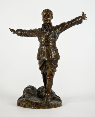 statue en bronze représentant un homme les bras écartés