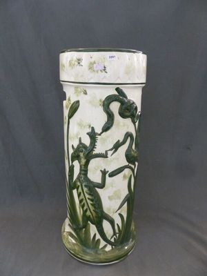 une image représentant un vase vert et blanc orné d'hippocampes