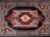 un tapis ancien aux motifs rouges, bleus et beiges