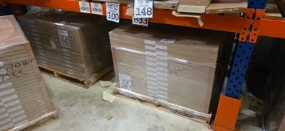 toutes ces boîtes qui se trouvent sur les rayons du magasin
