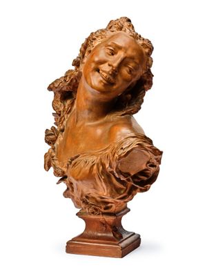 une image représentant un buste en bois d'une femme posé sur un socle