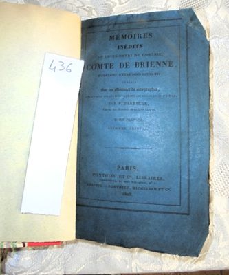 un livre ouvert sur une table, avec une étiquette