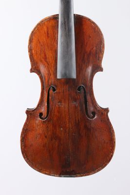 un vieux violon avec un archet sur fond blanc