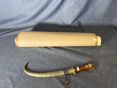 un couteau posé sur une table à côté d'un rouleau de papier