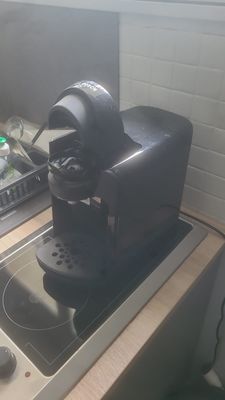 une cafetière posée sur le plan de travail de la cuisine