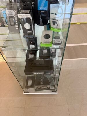 une vitrine en verre contenant divers appareils électroniques