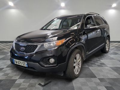 une photo d'un SUV noir garé dans un garage