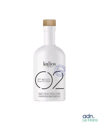une bouteille contenant un liquide blanc, munie d'un bouchon en bois, sur fond blanc