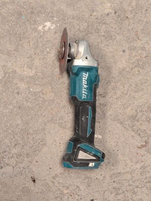 a small tool that is laying on the ground