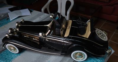 une petite voiture noire posée sur une table