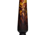 un vase posé sur un support sur une surface blanche