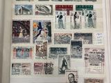 la photo d'un livre avec des timbres