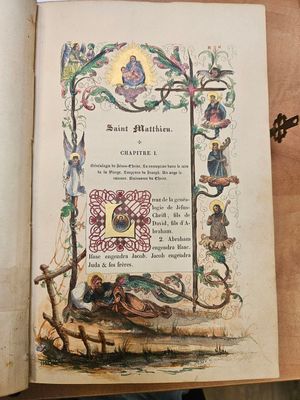 un livre ouvert sur lequel figure la photo d'un homme