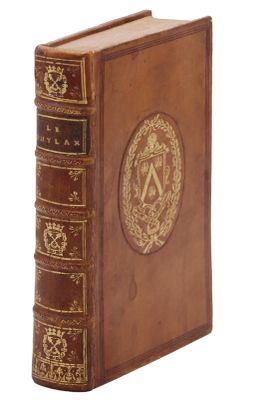 un vieux livre relié en cuir, orné de dorures et doté d'une couverture décorative