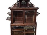 une vitrine en bois surmontée d'une horloge