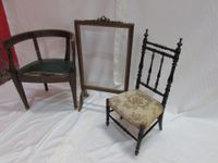 Lot comprenant une chaise chauffeuse en bois noirci et tourn… (photo 4)